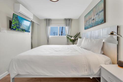 奥欣赛德Tower 9 #6的白色的卧室设有一张大床和一个窗户