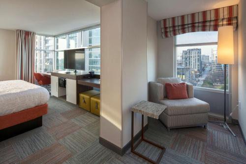 亚特兰大Hampton Inn & Suites Atlanta-Midtown, Ga的酒店客房配有一张床、一把椅子和一张书桌