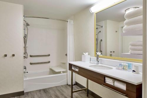 亚特兰大Hampton Inn & Suites Atlanta-Midtown, Ga的一间带水槽、浴缸和淋浴的浴室