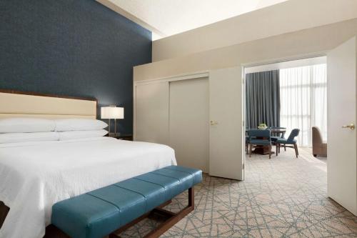 布雷亚希尔顿合博套房酒店 - 北奥兰治县的一间卧室配有一张蓝色长椅床