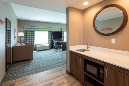 伊甸草原Hampton Inn Eden Prairie Minneapolis的客房内的浴室设有水槽和镜子