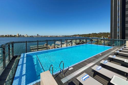 珀斯Doubletree By Hilton Perth Waterfront的一座大楼顶部的游泳池