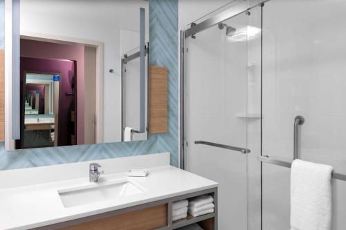 奥卡拉Hilton Garden Inn Ocala Downtown, Fl的一间带水槽和淋浴的浴室