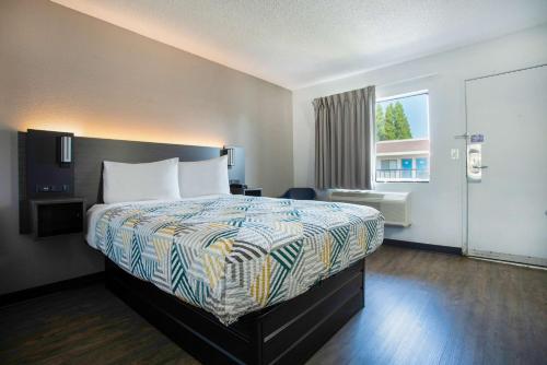 塞勒姆Motel 6-Salem, OR的酒店客房设有床和窗户。