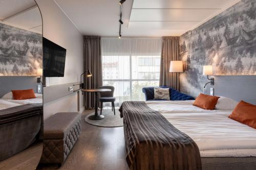 罗瓦涅米克罗瓦涅米市斯堪迪酒店的酒店客房设有两张床和一张桌子。