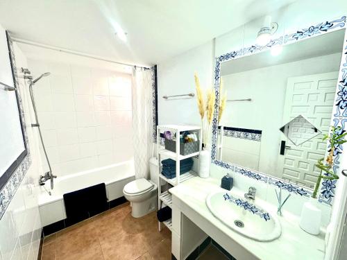 萨阿拉德洛斯阿图内斯Marina Zahara的一间带水槽、卫生间和镜子的浴室