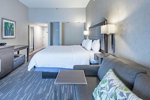 韦科Hampton Inn Waco North的酒店客房,配有床和沙发