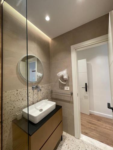 地拉那Downtown Studio Apartments的一间带水槽和镜子的浴室