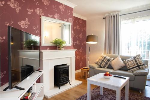 罗瑟勒姆Rawmarsh House, Rotherham for Contractors, Business & families -Monthly Discount的带沙发和壁炉的客厅