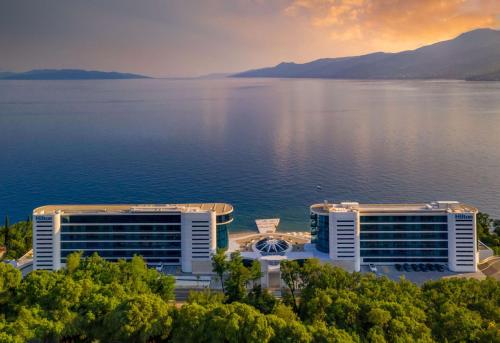 里耶卡Hilton Rijeka Costabella Beach Resort And Spa的水上度假村的空中景观