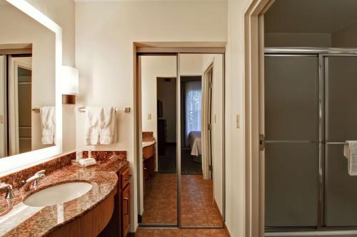 俄克拉何马城西俄克拉荷马城希尔顿惠庭套房酒店的一间带水槽和淋浴的浴室