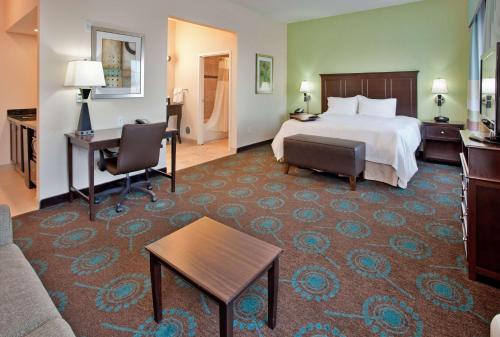 圣克劳德圣克劳德希尔顿恒庭旅馆及套房酒店的配有一张床和一张书桌的酒店客房