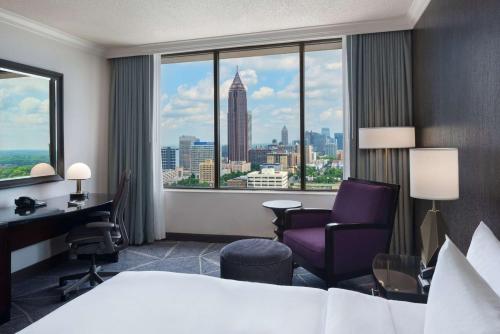 亚特兰大亚特兰大希尔顿酒店的配有一张床、一张书桌和一扇窗户的酒店客房