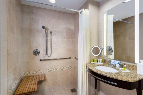 休斯顿希尔顿美洲休斯顿酒店 的一间带水槽和淋浴的浴室