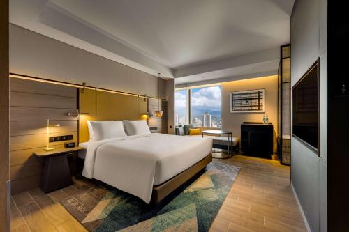 台北台北时代寓所-希尔顿启缤精选酒店的酒店客房设有一张床和一个大窗户