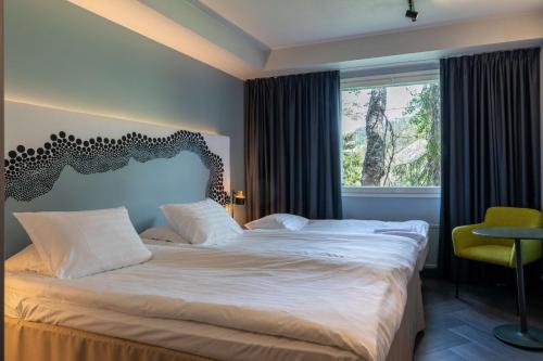 鲁卡斯堪的克卢卡霍维旅馆的一间卧室设有一张大床和一个窗户。