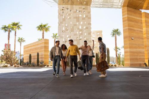 拉斯维加斯Virgin Hotels Las Vegas, Curio Collection by Hilton的一群人走在大楼前