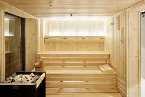 柏林Telegraphenamt的木制房间中带长凳的桑拿浴室