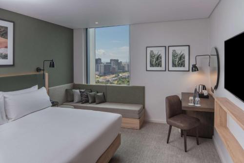 德班Hilton Garden Inn Umhlanga Arch的酒店客房设有床和窗户。