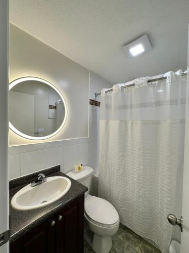 斯阔米什八月杰克汽车旅馆的一间带卫生间、水槽和镜子的浴室