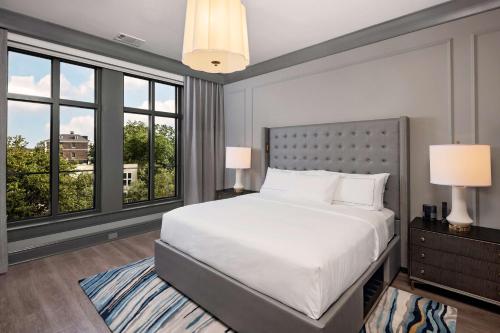 查尔斯顿Hilton Club Liberty Place Charleston的卧室设有白色大床和窗户。