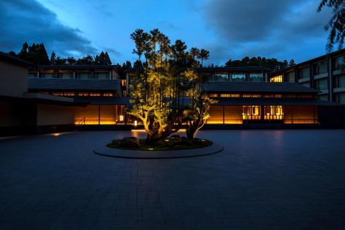 京都ROKU KYOTO, LXR Hotels & Resorts的建筑物前有树的建筑物