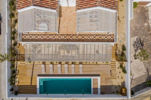 孔波尔塔Villa da Comporta - Quarto Praia da Comporta T0的享有带游泳池的大楼的顶部景致