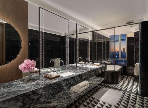 乌鲁木齐乌鲁木齐康莱德酒店的一间带两个盥洗盆和大镜子的浴室