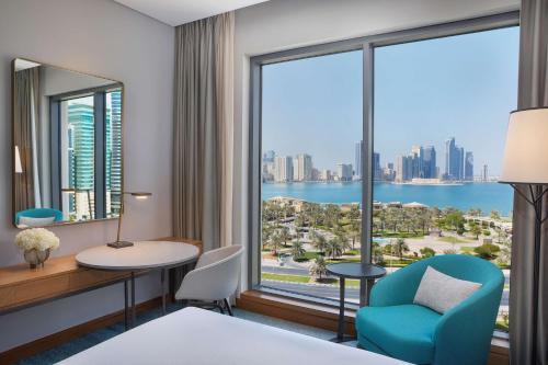 沙迦DoubleTree by Hilton Sharjah Waterfront Hotel And Residences的市景酒店客房