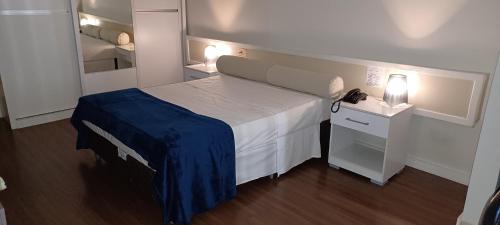 巴西利亚Apart hotel otima localizaçao em Brasilia的小房间设有床和镜子