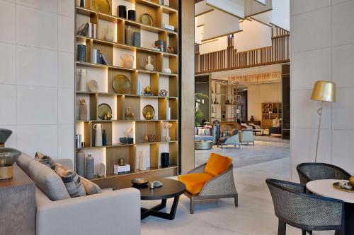 拉巴特Conrad Rabat Arzana的客厅配有沙发和盘子架