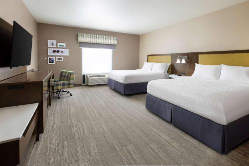 奥克赫斯特Hampton Inn Oakhurst-Yosemite的酒店客房设有两张床和一台平面电视。