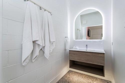 麦凯Bel Air Motel的白色的浴室设有水槽和镜子