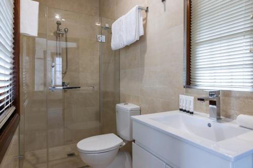 悉尼南十字星酒店的浴室配有卫生间、盥洗盆和淋浴。