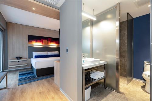 利马Aloft Lima Miraflores的一间带床、水槽和卫生间的浴室