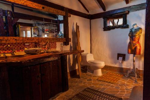 萨兰托Las Margaritas Salento的一间带水槽和卫生间的浴室