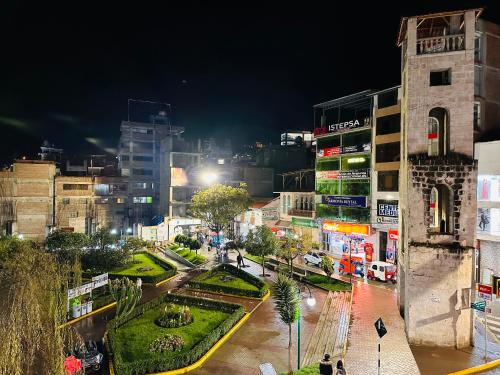 安达韦拉斯LUX - HOTEL BOUTIQUE的繁忙的城市街道,晚上有建筑