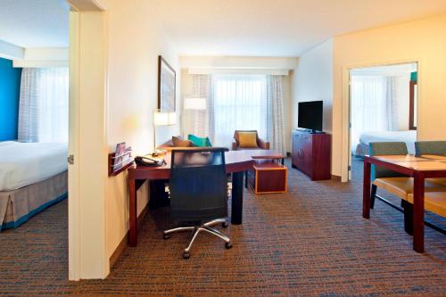 亨特谷巴尔的摩亨特谷原住客栈的酒店客房带一张床、一张桌子、一张床和一间卧室