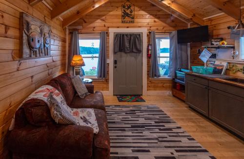 Bean StationCherokee Lake Rental的小木屋内带沙发的客厅