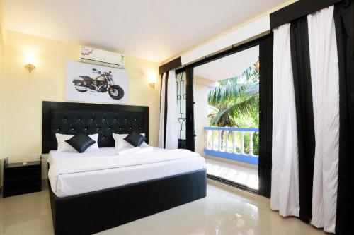 巴加Private Villa in Arpora的一间卧室设有一张床和一个大窗户