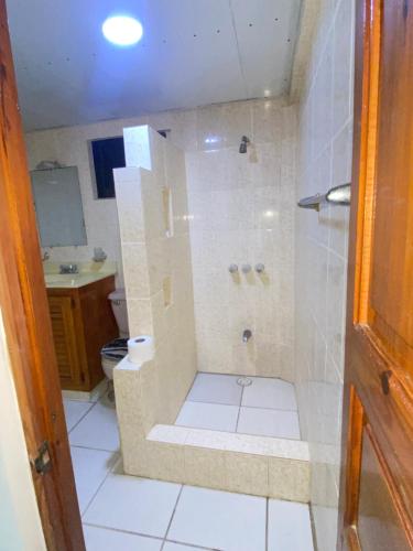 圣斐利-银港Apartamento con vista al mar的带淋浴、卫生间和盥洗盆的浴室