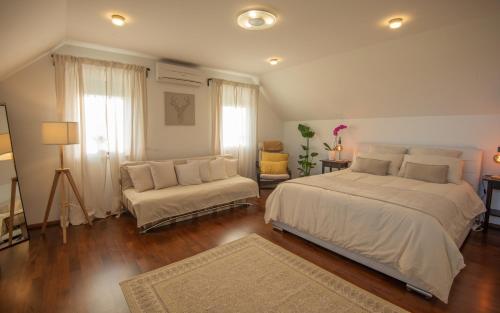 斯玛杰克托莱塞Holiday home in Smarjeske Toplice - Kranjska Krain 45723的一间卧室配有一张大床和一张沙发