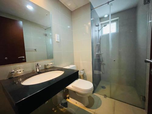 科伦坡Great Escape的浴室配有卫生间、盥洗盆和淋浴。