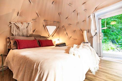 赛维尔维尔Solace glamping的一间卧室设有一张大床和一个窗户。