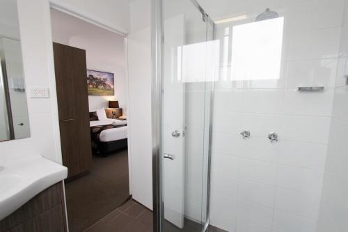 班达伯格塔卡尔万汽车旅馆的带淋浴的浴室和1间配有1张床的浴室