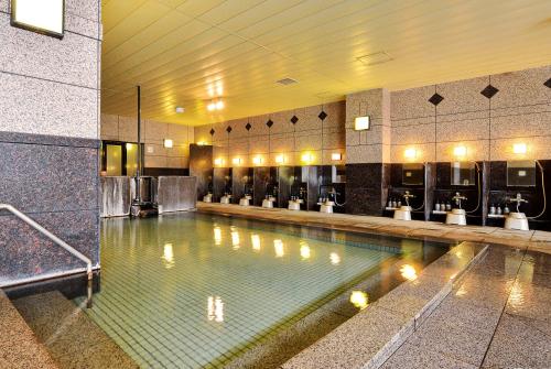 东川町Higashikawa Asahidake Onsen Hotel Bear Monte的一座带厕所的大楼内的游泳池
