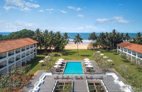 本托塔Heritance Ayurveda - All Meals and Treatments的享有度假胜地的空中景致,设有游泳池和海滩