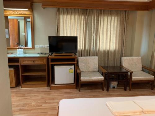 色军帝国沙康酒店的酒店客房配有电视、书桌和椅子。