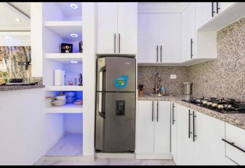 San CristóbalSkyline tower TTB的厨房配有白色橱柜和冰箱。