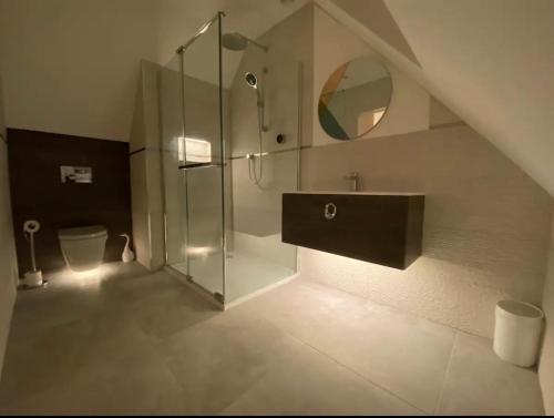 斯托昂泽沃尔德The Cotswold Stowaway, Perfect Luxurious Retreat!的一间带玻璃淋浴和卫生间的浴室